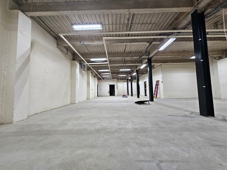 More Photos Of 20 Industrial Dr, Middletown Light Manufacturing For Lease