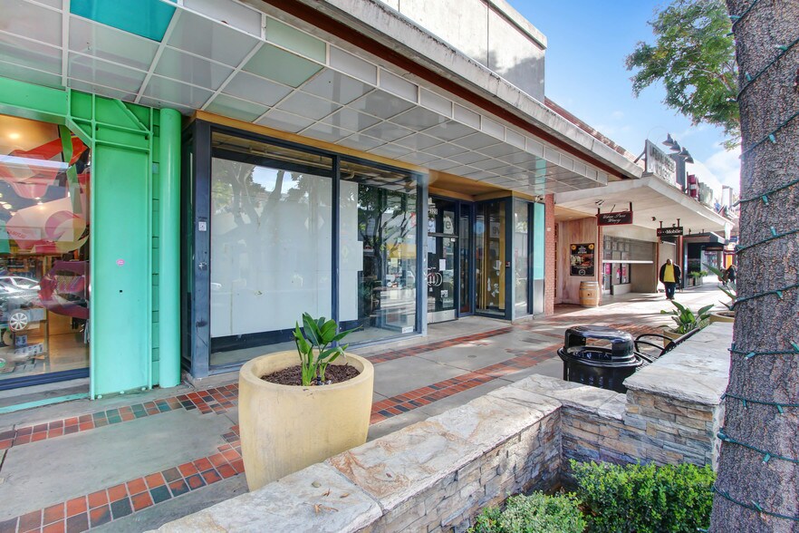 More Photos Of 328-330 N San Fernando Blvd, Burbank Storefront For Lease