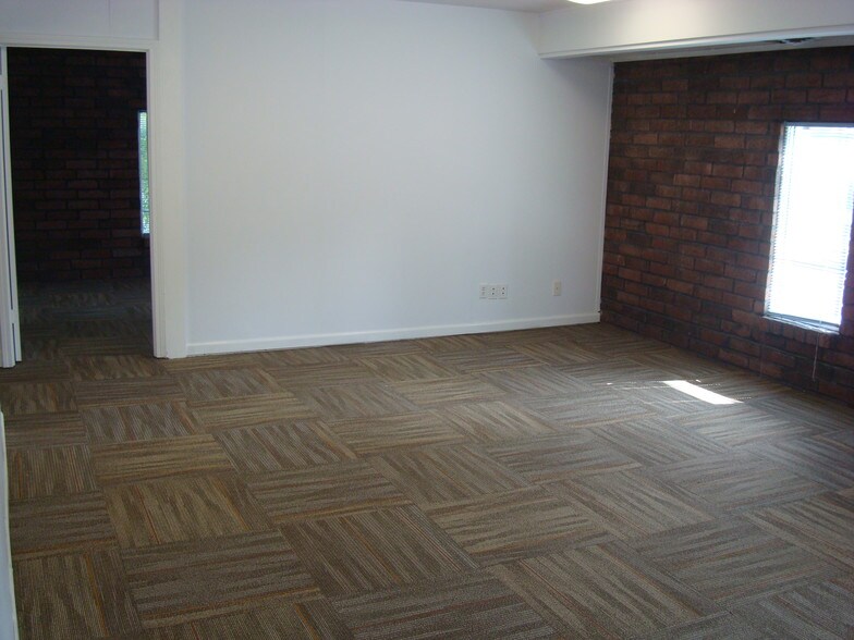 More Photos Of 6750 W 75th St, Overland Park Loft Creative Space For Lease