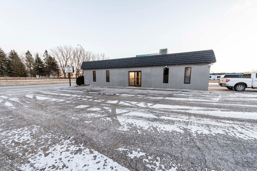 More Photos Of 1119 N 42nd St, Grand Forks Office For Lease