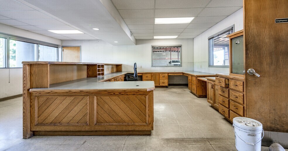 More Photos Of 2332 N Walgreens St, Flagstaff Warehouse For Lease