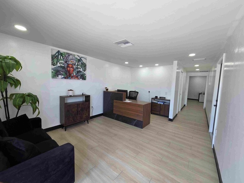More Photos Of 16051 Oneal Dr, North Fort Myers Showroom For Lease