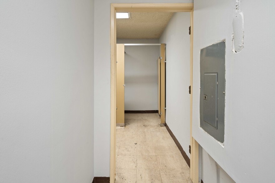 More Photos Of 1421 S Hill St, Los Angeles Warehouse For Sale