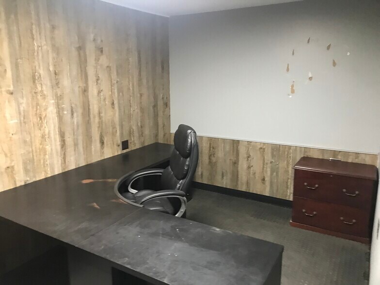 More Photos Of 34 Stonehill Rd, Oswego Warehouse For Lease