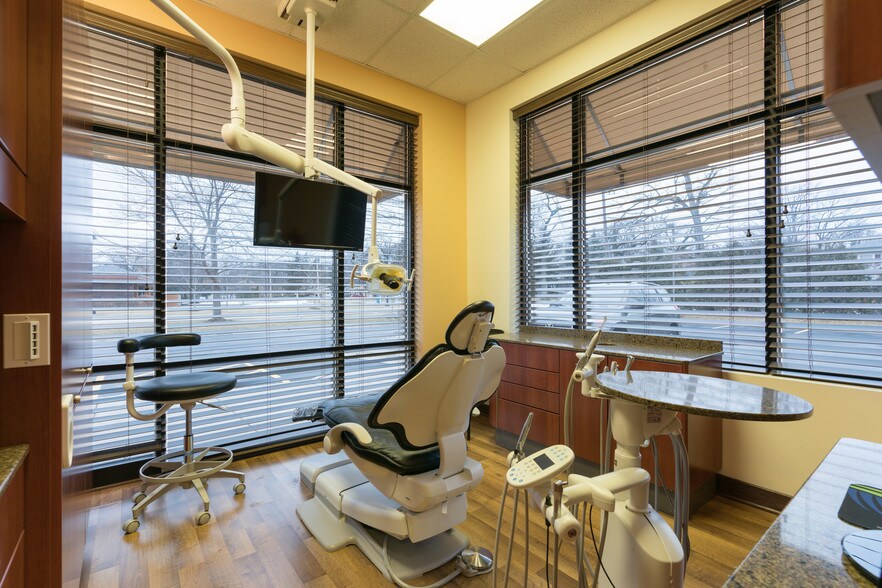 More Photos Of 644 Sheridan Rd, Winthrop Harbor General Retail For Lease