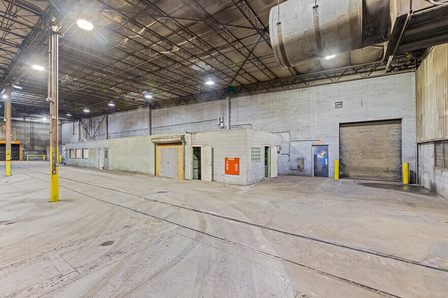 More Photos Of 1001 E Broadway St, Alliance Industrial For Lease