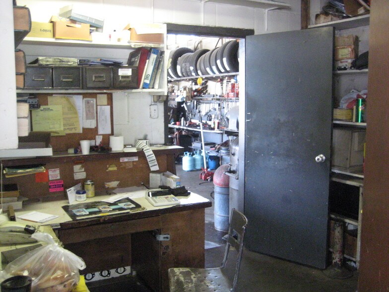 More Photos Of 8139 Metcalf Ave, Overland Park Service Station For Lease