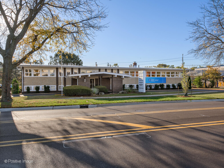 Primary Photo Of 9631 Gross Point Rd, Skokie Medical For Sale