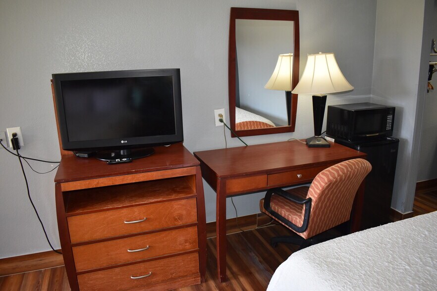 More Photos Of 321 N Mustang Rd, Yukon Hotel For Sale