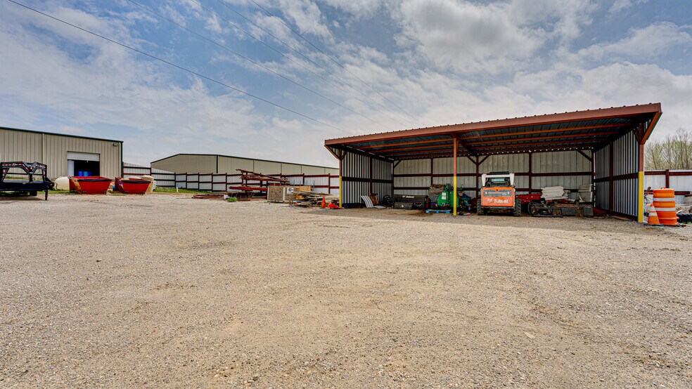 More Photos Of 350 English Trl, Venus Warehouse For Lease
