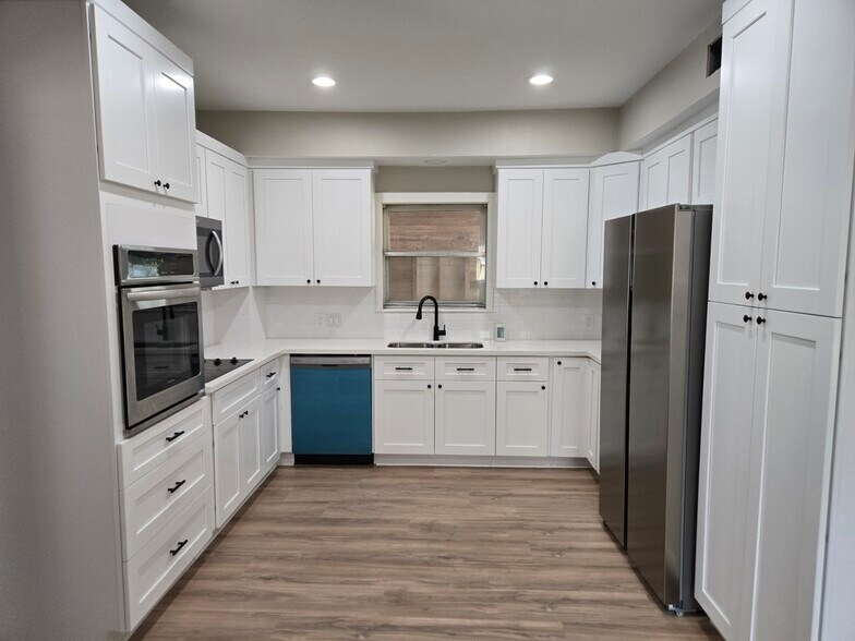 More Photos Of 1523 Avenue C, Katy Flex For Lease