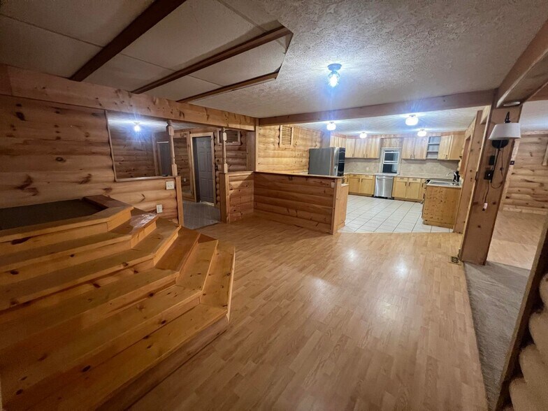 More Photos Of 380 S Main St, De Graff Light Manufacturing For Sale