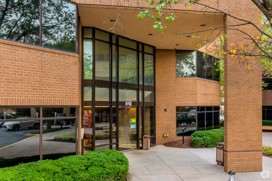 More Photos Of 818 W Diamond Ave, Gaithersburg Office For Lease