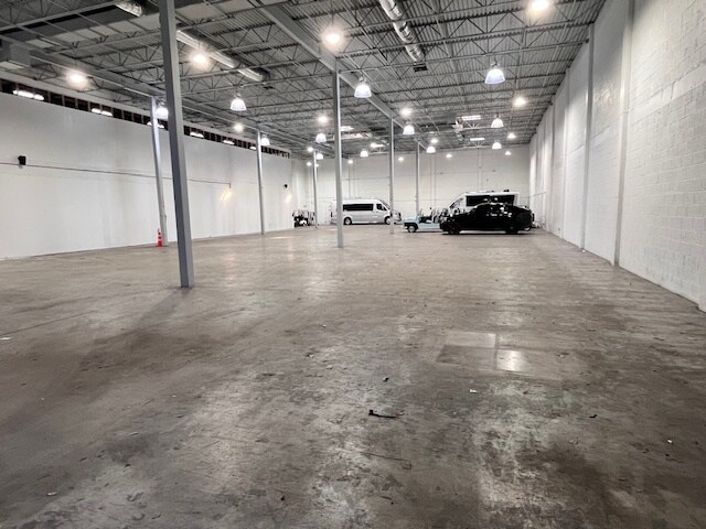 More Photos Of 300 Oakwood Ln, Hollywood Flex For Sale