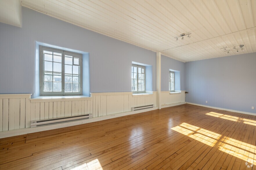 More Photos Of 32 Rue Saint-Charles, Longueuil Office For Lease