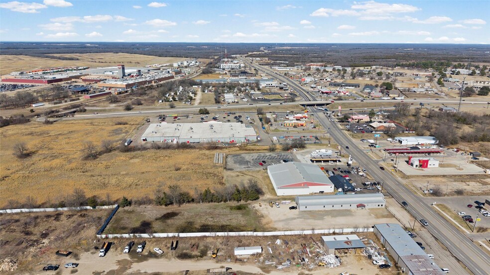 More Photos Of 2301 N Main St, Paris Freestanding For Sale