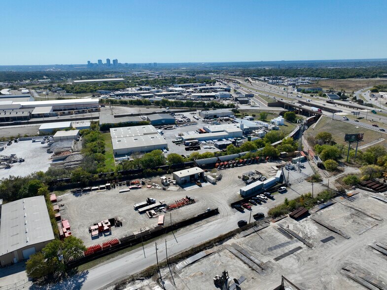 More Photos Of 2420 NE 35th St, Fort Worth Service For Lease