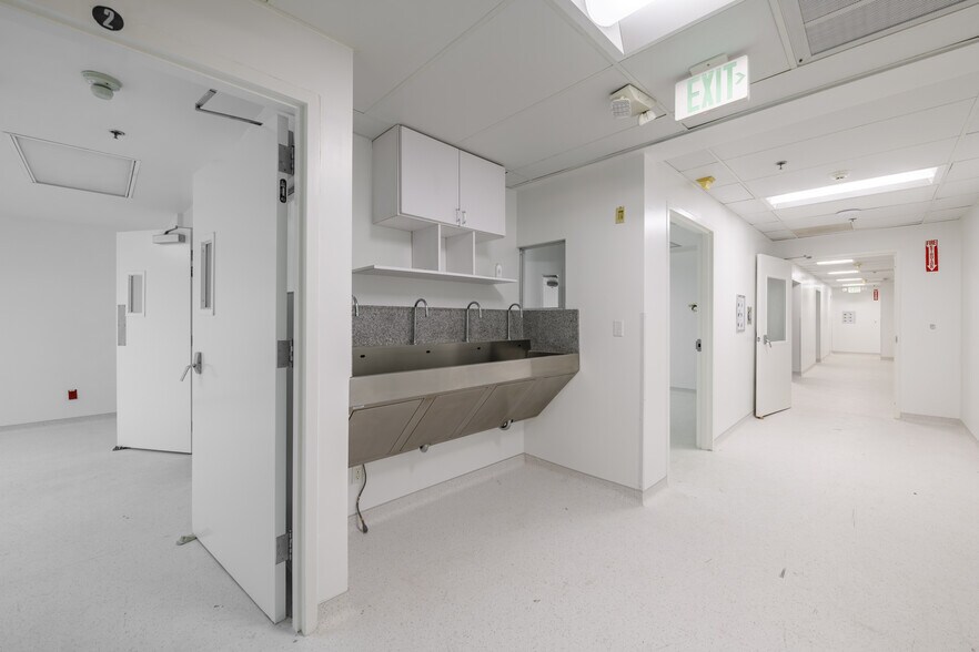 More Photos Of 16250 Ventura Blvd, Encino Office For Lease