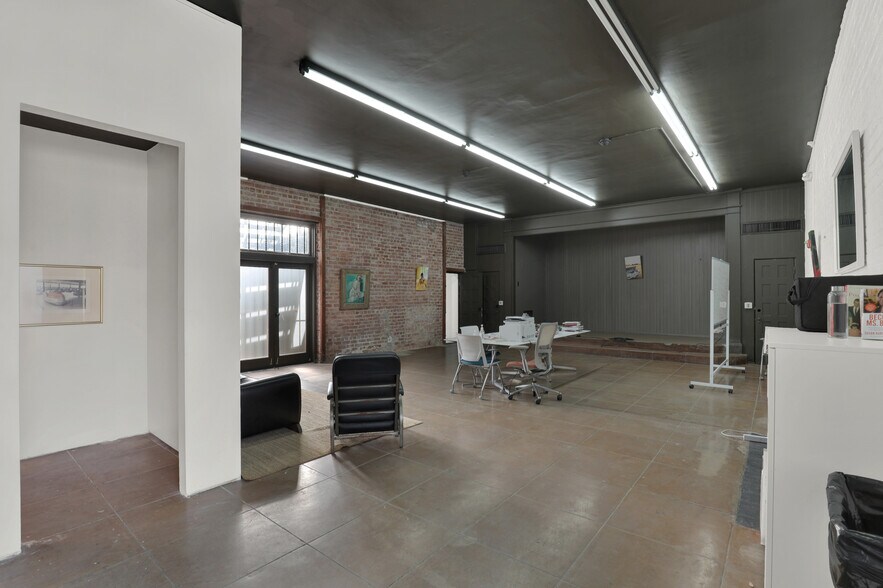 More Photos Of 435 S Boyle Ave, Los Angeles Office Residential For Sale