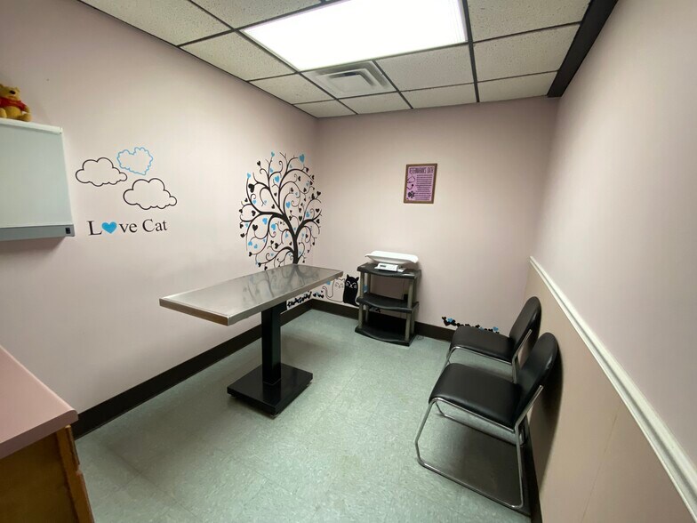 More Photos Of 2228 W College St, Springfield Veterinarian Kennel For Sale