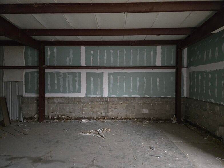 More Photos Of 181-185 Sabre Dr, Sebring Warehouse For Lease