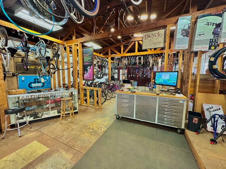 More Photos Of 438 Lake Ave, Saint James Storefront For Lease