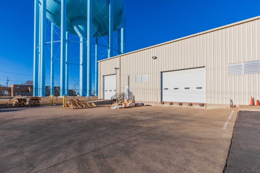 More Photos Of 9005 Roach Dr, Amarillo Showroom For Lease