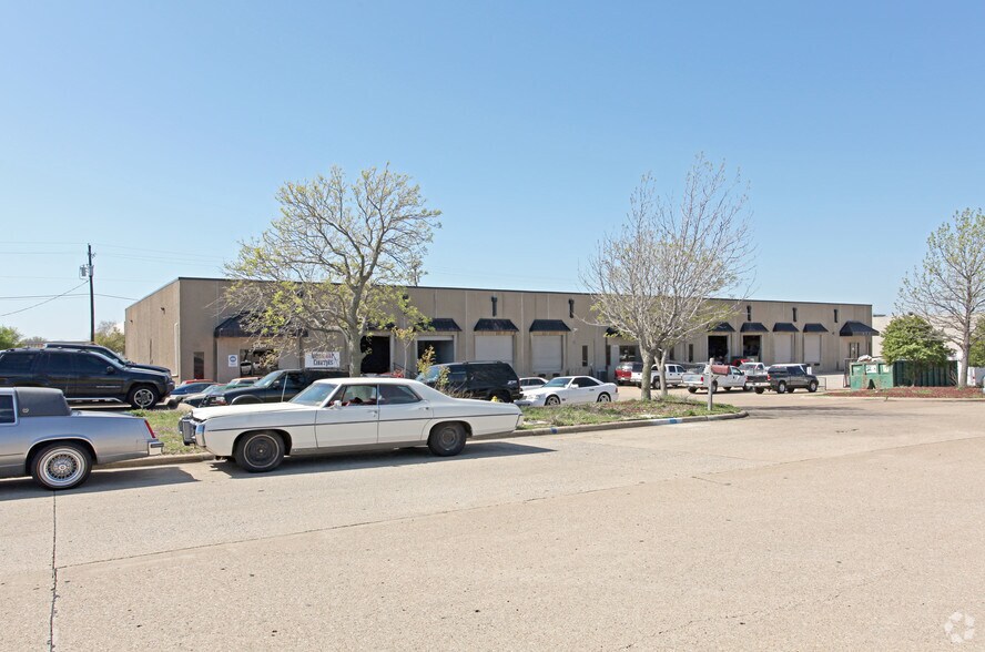 More Photos Of 3208-3214 Skylane Dr, Carrollton Light Distribution For Lease