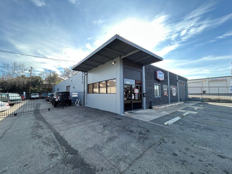 More Photos Of 207 Kenroy Ln, Roseville Warehouse For Sale