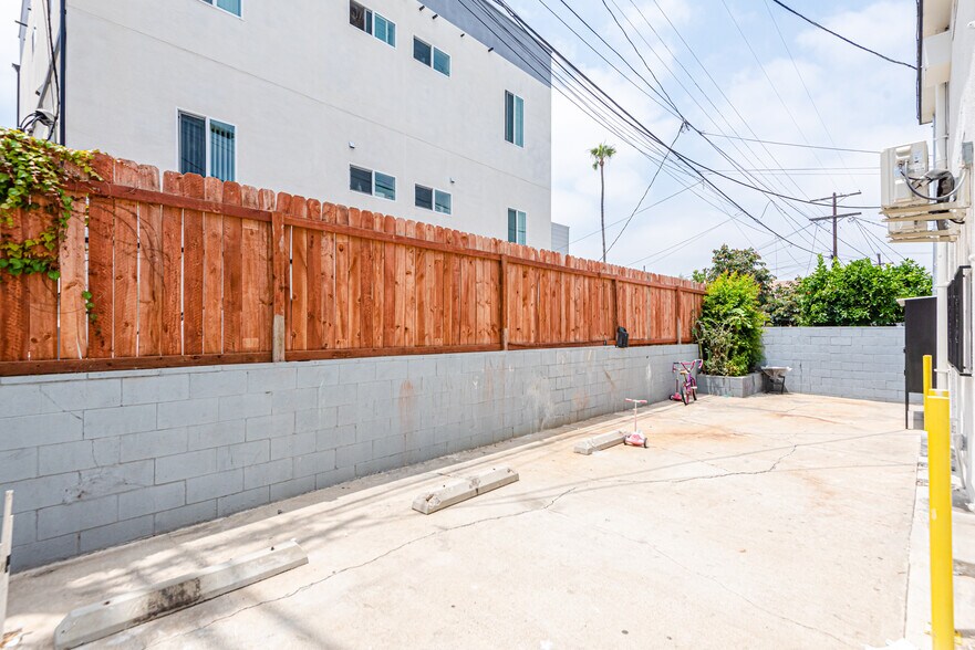 More Photos Of 4546 W 17th St, Los Angeles Apartments For Sale