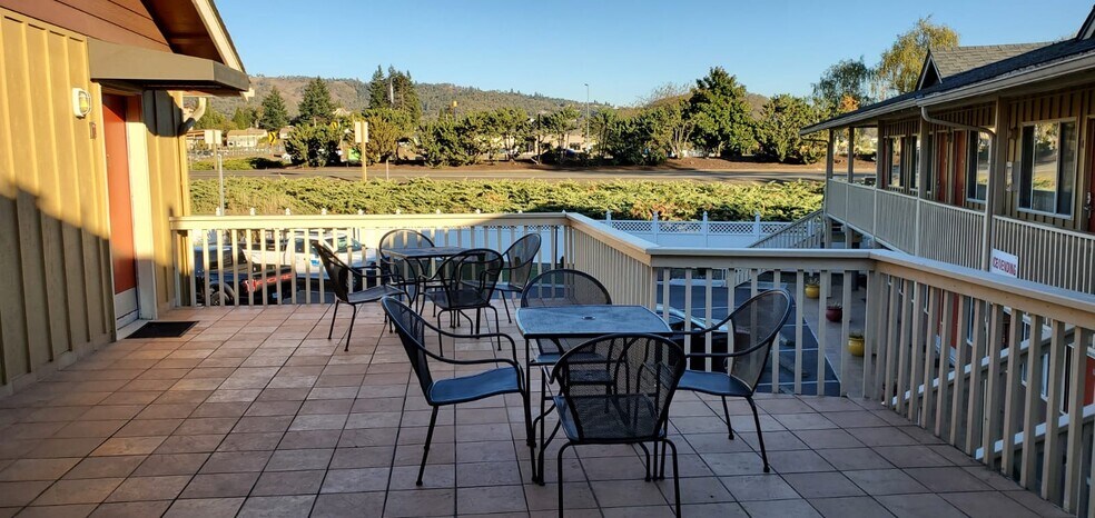 More Photos Of 760 NW Garden Valley Blvd, Roseburg Hotel For Sale