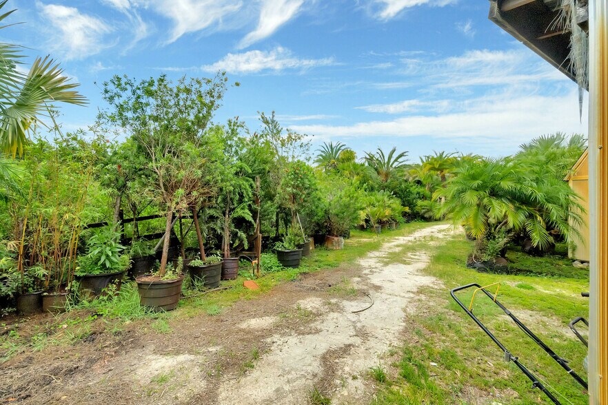 More Photos Of 8440 County Road 48, Yalaha Freestanding For Sale