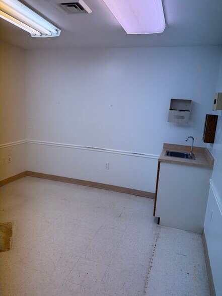 More Photos Of 400-440 Hospital Dr, Warrenton Medical For Sale