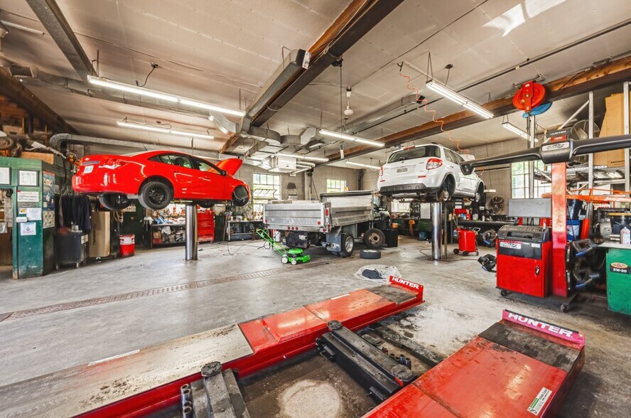 More Photos Of 21 Union St, Brampton Auto Repair For Sale