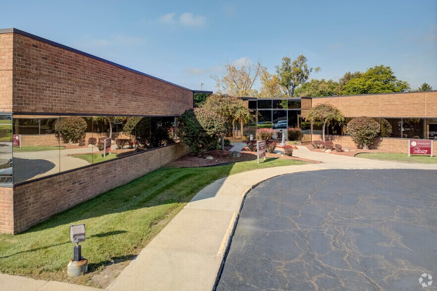 Primary Photo Of 2370 S Linden Rd, Flint Office For Lease