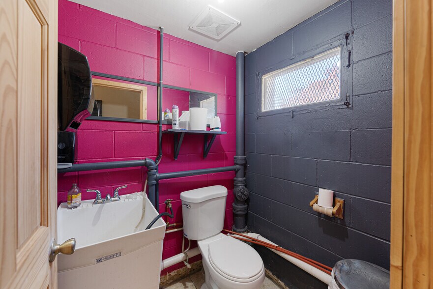 More Photos Of 4801 N Welcome Ave, Minneapolis Freestanding For Sale