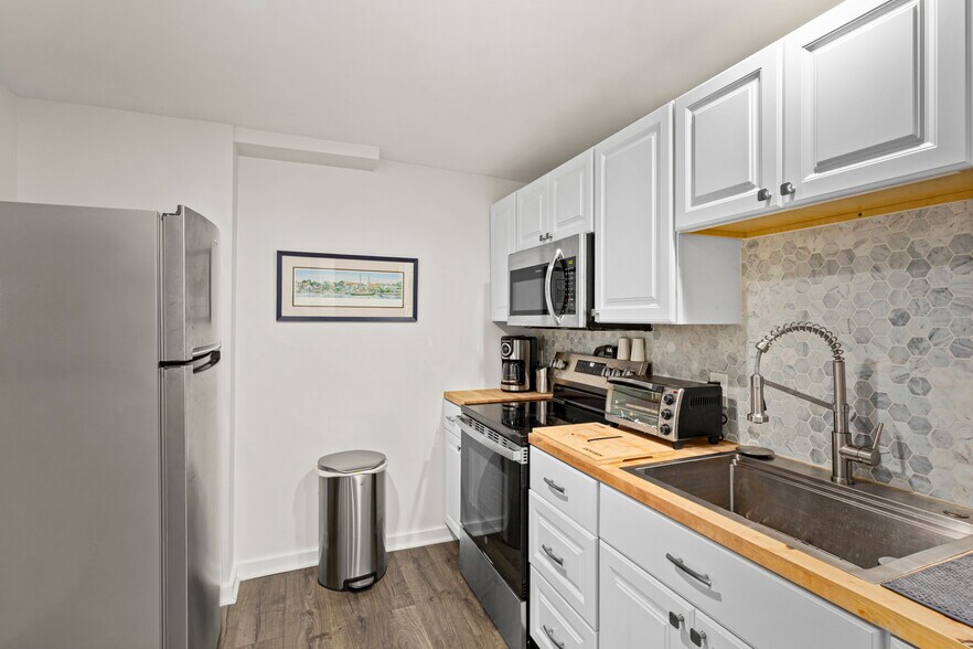 More Photos Of 56 Elm St, Camden Storefront For Sale