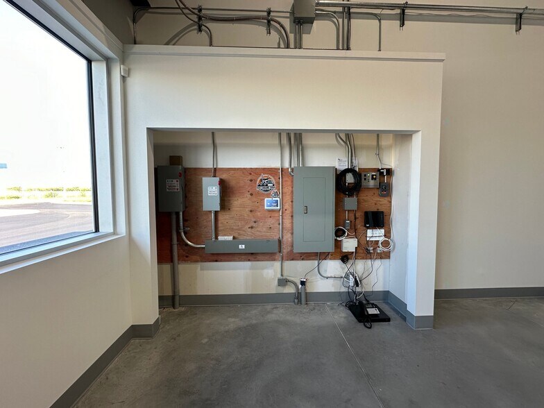 More Photos Of 5539 St Ernest-Cormier, Laval Showroom For Lease