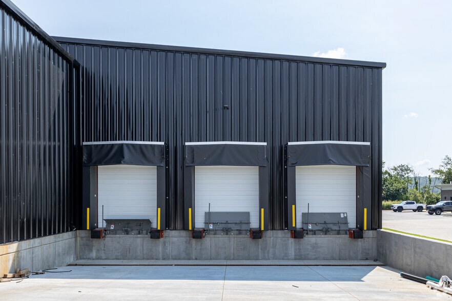 More Photos Of 595 Kawneer dr, Springdale Warehouse For Lease