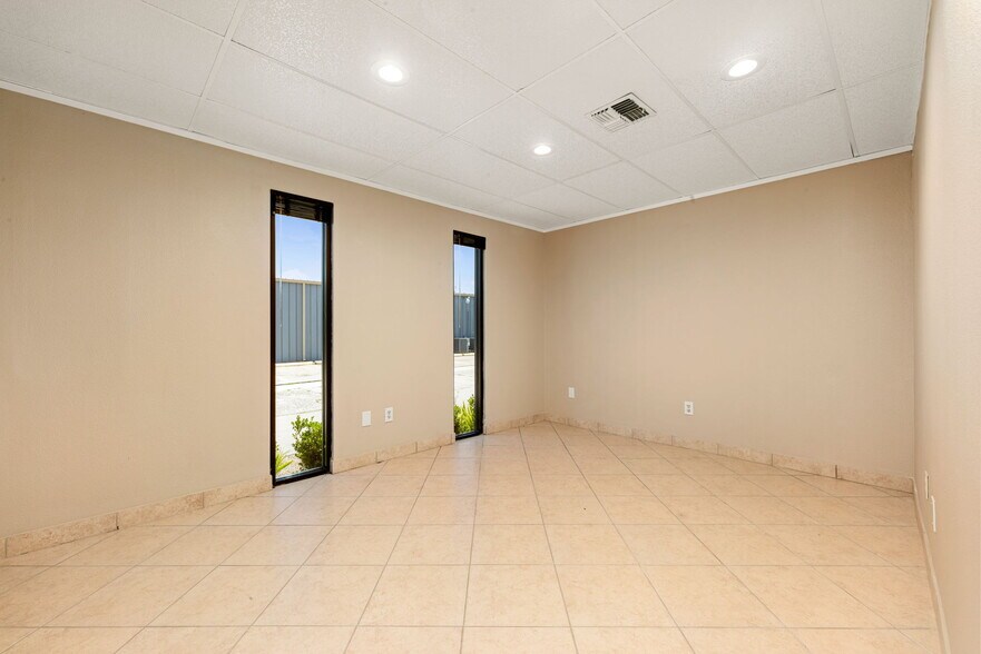 More Photos Of 130 W San Augustine St, Deer Park Office For Sale