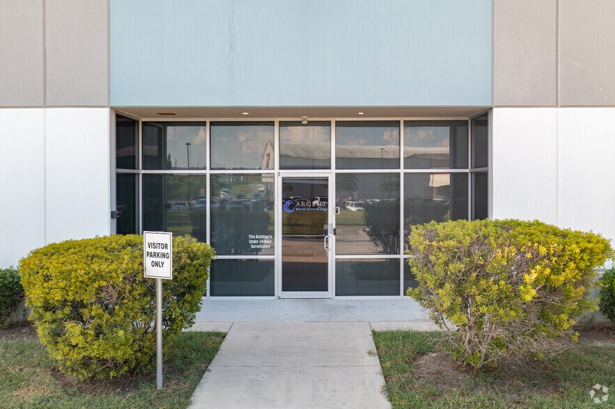 More Photos Of 27601 Commerce Oaks Dr, Conroe Warehouse For Lease