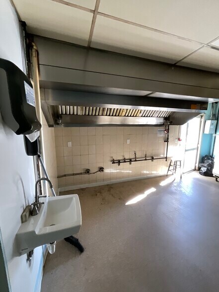 More Photos Of 1000-1010 Broadview Blvd, Brackenridge Freestanding For Lease