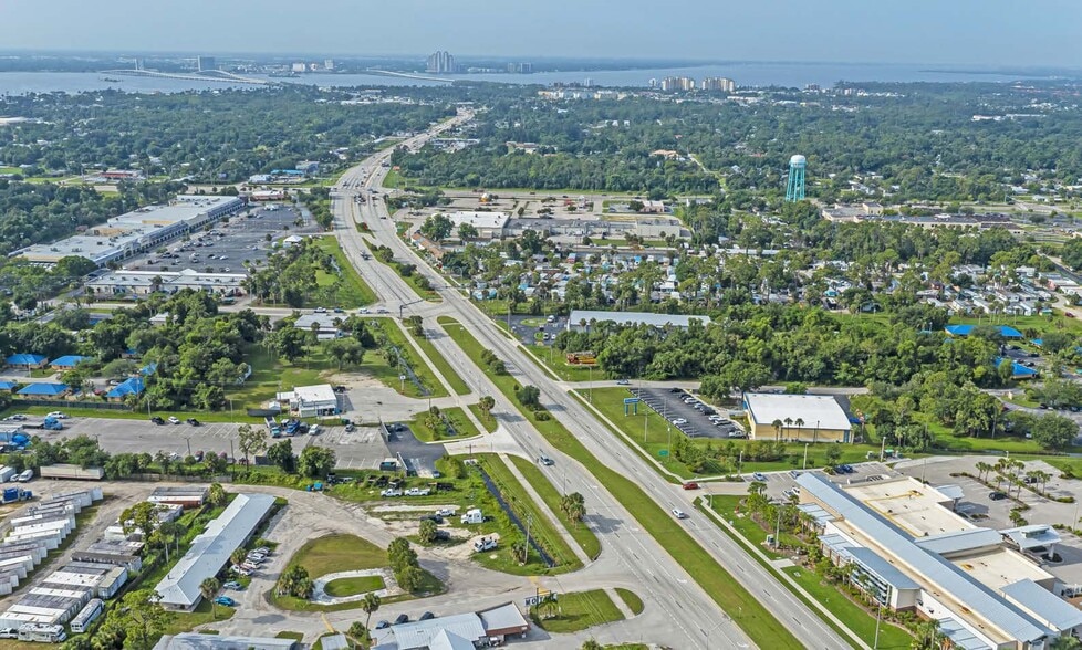 More Photos Of 1919 N Tamiami Trl, North Fort Myers Showroom For Sale
