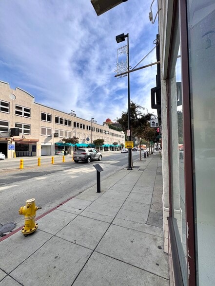 More Photos Of 25 S Fair Oaks Ave, Pasadena Storefront For Lease
