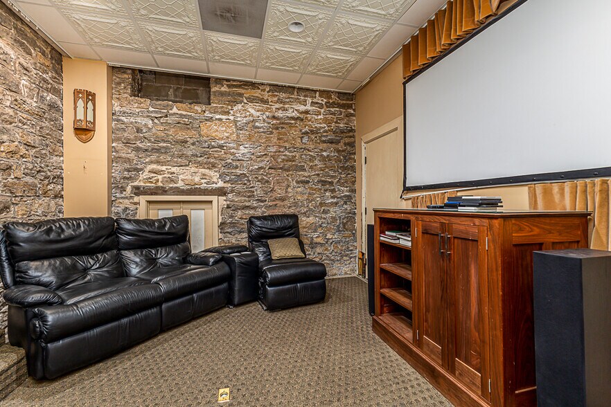 More Photos Of 399 Sinsinawa Ave, East Dubuque Specialty For Sale