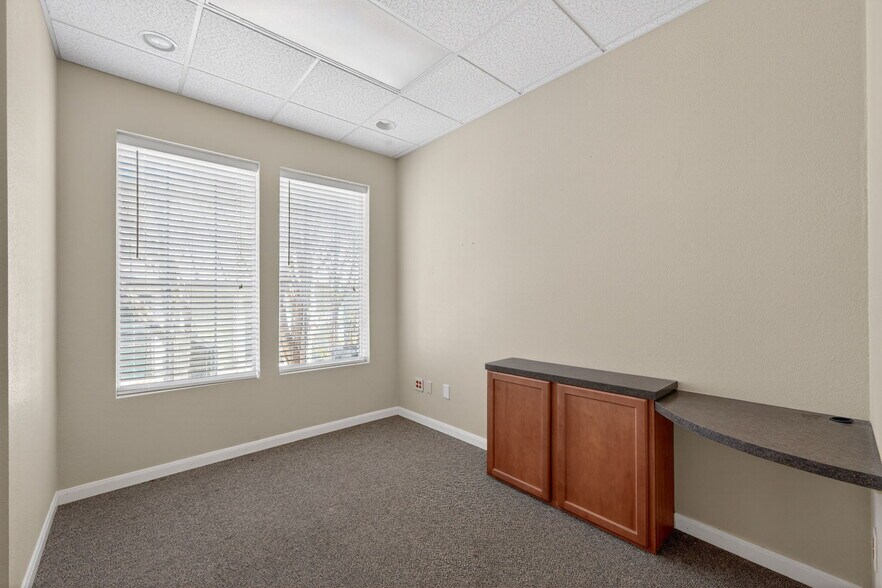 More Photos Of 4230 Gardendale St, San Antonio Office For Sale