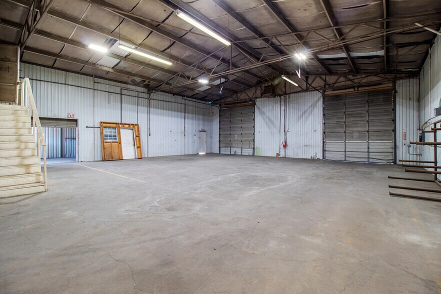 More Photos Of 2900 Clarks Ln, Bryan Warehouse For Lease