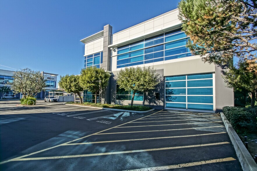 More Photos Of 887-889 N Douglas St, El Segundo Loft Creative Space For Lease