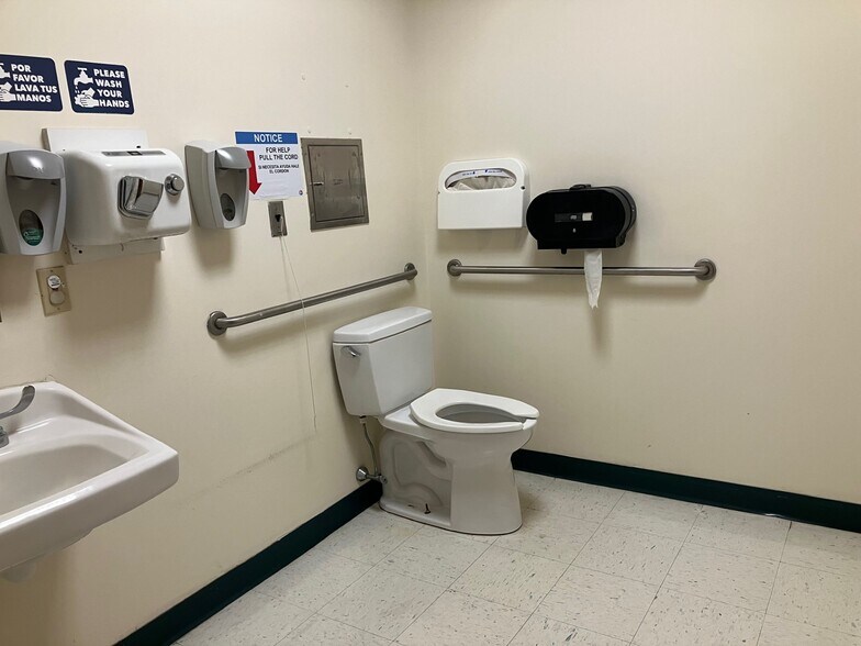More Photos Of 29 Market Sq, Lynn Hospital For Sale