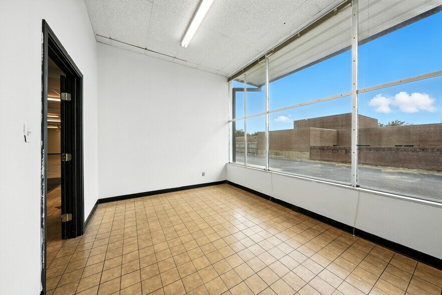 More Photos Of 208 N Main St, Gladewater Freestanding For Sale